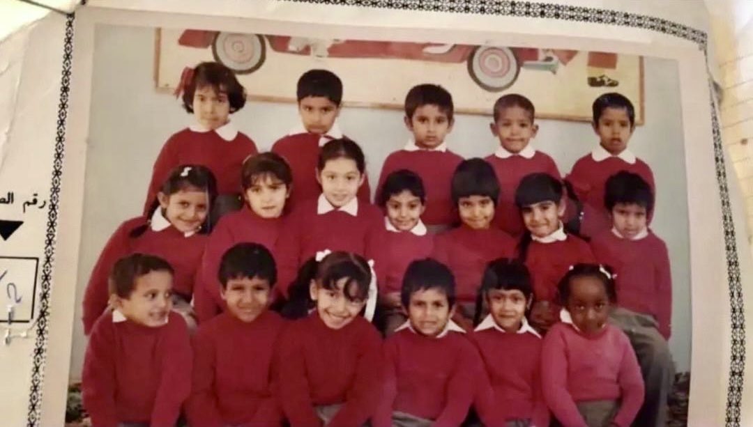 في ذكرى مولدي ، رجعت بي الذكريات لمرحلة رياض الأطفال، روضة بغداد في منطقة الرقة.
زملائي الأعزاء، أربعة عقود مضت على آخر لقاء جمعنا، يا تُرى كيف حالكم، وأين حطت رحالكم !؟
أتمنى أنكم جميعاً بصحة وعافية، سعداء مع أسركم، وقد حقق كلٌ منكم أهدافه ونال أمنياته.
المعلمة الوحيدة التي