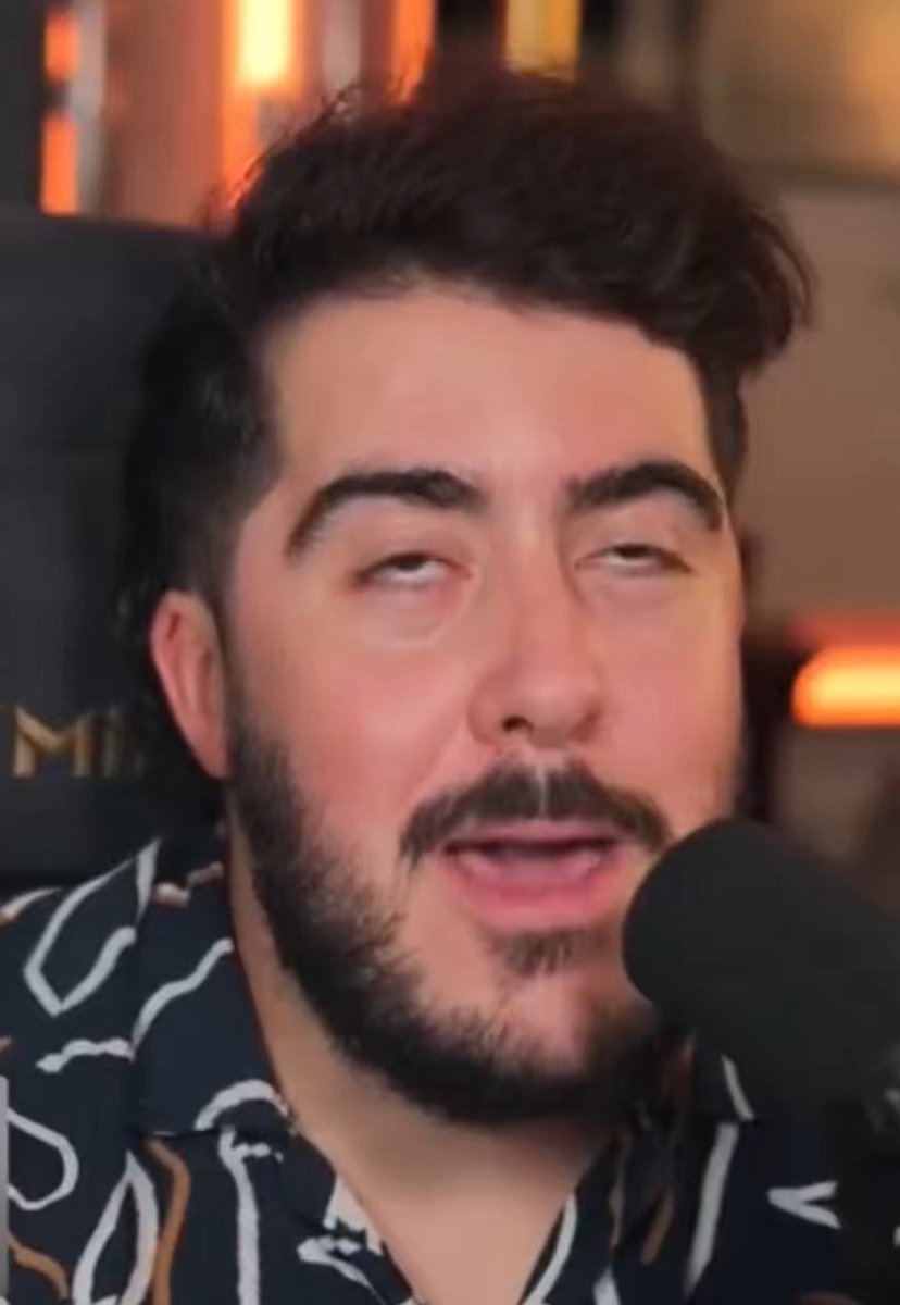 Me puse a ver videos de este carajo y no llegaba en cada uno a 20 segundos es perturbadora su deformación y su forma de hablar y lo peor es que se cree un erudito.