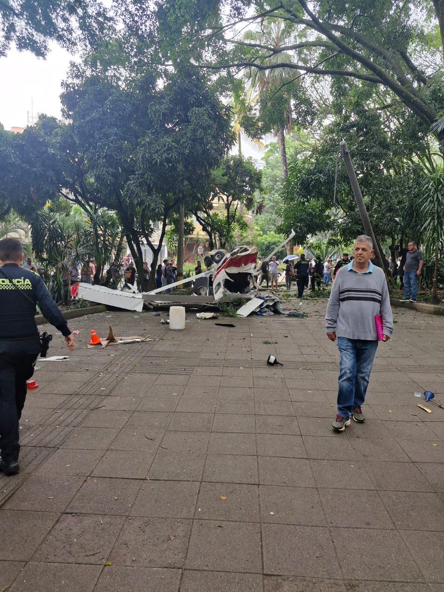 Las Autoridades de Medellin atienden una emergencia tras la caída de un avión pequeño “avioneta” en las inmediaciones de la Estación Estadio del Metro. 
El hecho, cuyas causas están siendo investigadas, dejó 2 heridos. 

actualidad.com.co 
#AntioquiaNoticias