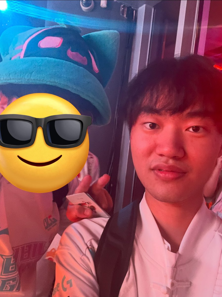 krimiddd's tweet photo. 試合終了後の出待ち！

BLGファンの友達がknightが退出する時に『日本人のファンだよ！』って必死に声掛けしてくれた。
そして本来ファンサ駄目な時間に真っ先に俺の元へ来てくれた。
サインもして俺のスマホを持って自ら写真も撮ってくれた。嬉しすぎて手の震えが止まらず死ぬかと思った... https://t.co/mSeh9lVNNV