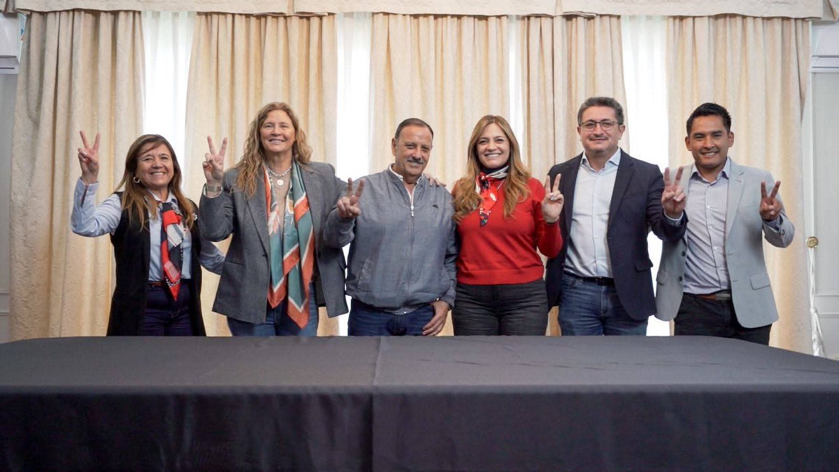 DiegosNarvaez's tweet photo. 🌱 Su compromiso nace del amor por La Rioja y la convicción de que podemos construir un futuro con más igualdad, oportunidades y desarrollo.

📢 Este 26 de Octubre, no se trata solo de votar… se trata de defender lo que es nuestro y de seguir caminando juntos, en equipo. https://t.co/4IEnhVQFL0
