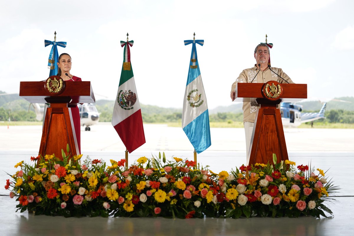 Durante la primera visita oficial de la presidenta #ClaudiaSheinbaum a #Guatemala, donde fue recibida por el presidente Bernardo Arévalo, se acordó reforzar la seguridad binacional y continuar con el desarrollo del Tren Interoceánico 🚆. 

📷: Presidencia de la República