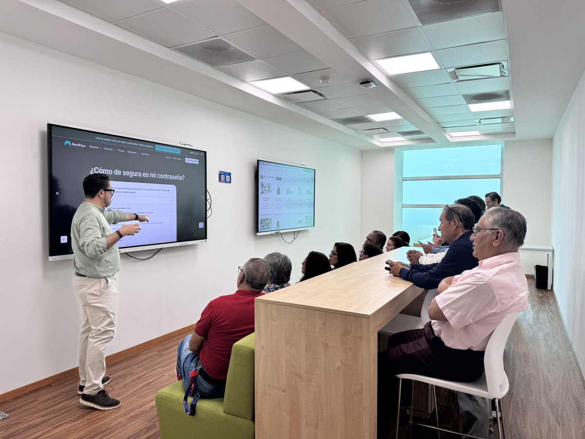 issegente's tweet photo. Con el #GobiernoDeLaGente 👥 las y los jubilados del #ISSEG se capacitan en tecnología aplicada: ciberseguridad 🔐, e-commerce 🛒, navegación web 🌐 e inteligencia artificial 🤖.

Junto con @innovagobgente 💡 impulsamos una estrategia para mantenerlos actualizados y conectados. https://t.co/tcJi0mJnGn