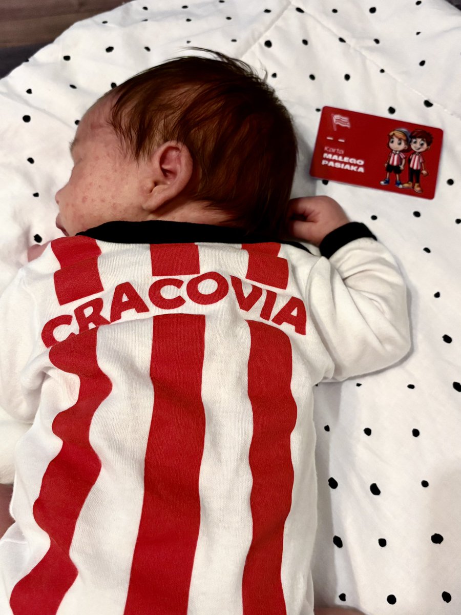 sylwiakoziol_'s tweet photo. Kiedy Tata @cienkiksc pojechał na mecz… a ja jeszcze muszę zostać z mamą w domu 🥹⚪️🔴  Ale moja drużyna @KSCracoviaSA wygrała, @Cli5hy wrócił, mój pierwszy sezon zapowiada się całkiem dobrze ☺️☺️☺️#MałyPasiak #CRAWID https://t.co/ugrazeEvlO
