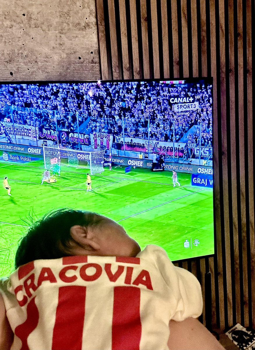 sylwiakoziol_'s tweet photo. Kiedy Tata @cienkiksc pojechał na mecz… a ja jeszcze muszę zostać z mamą w domu 🥹⚪️🔴  Ale moja drużyna @KSCracoviaSA wygrała, @Cli5hy wrócił, mój pierwszy sezon zapowiada się całkiem dobrze ☺️☺️☺️#MałyPasiak #CRAWID https://t.co/ugrazeEvlO