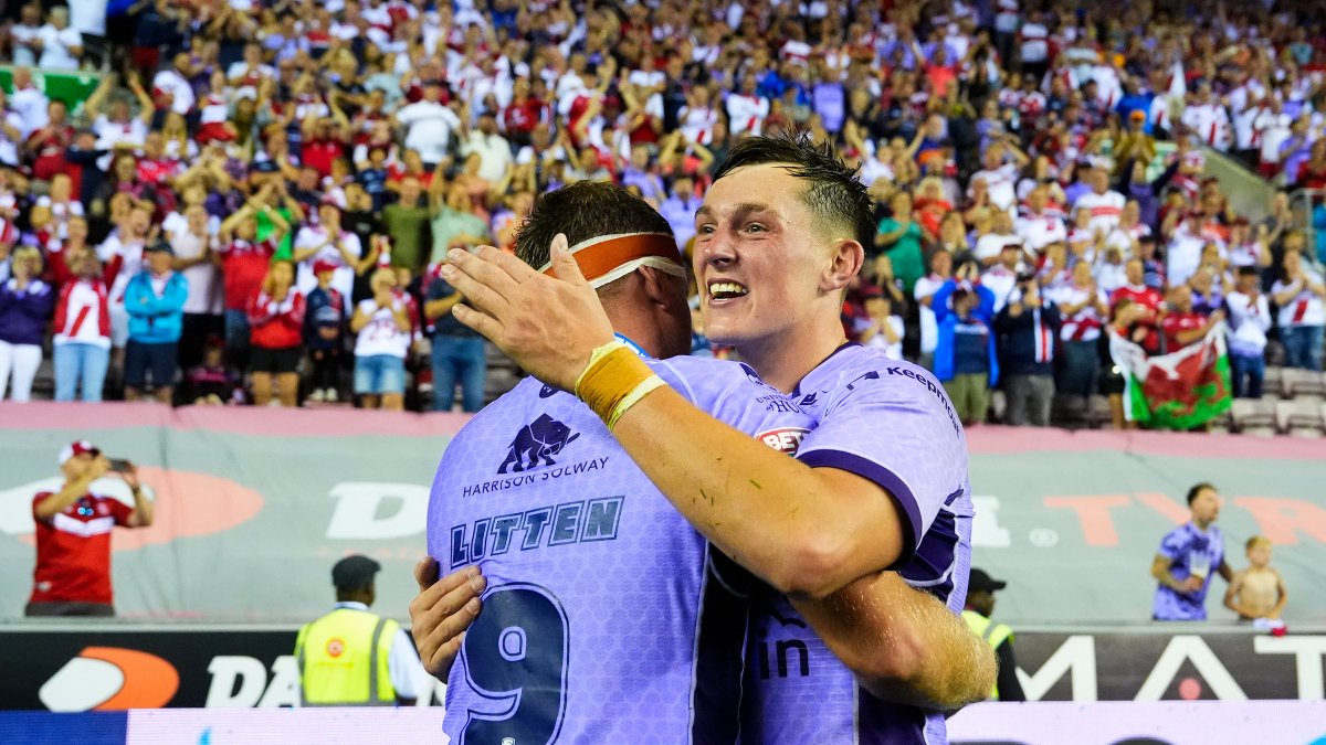 SuperLeague's tweet photo. The Robins are in paradise tonight 😆

#SuperLeague https://t.co/8DuErvCbTb