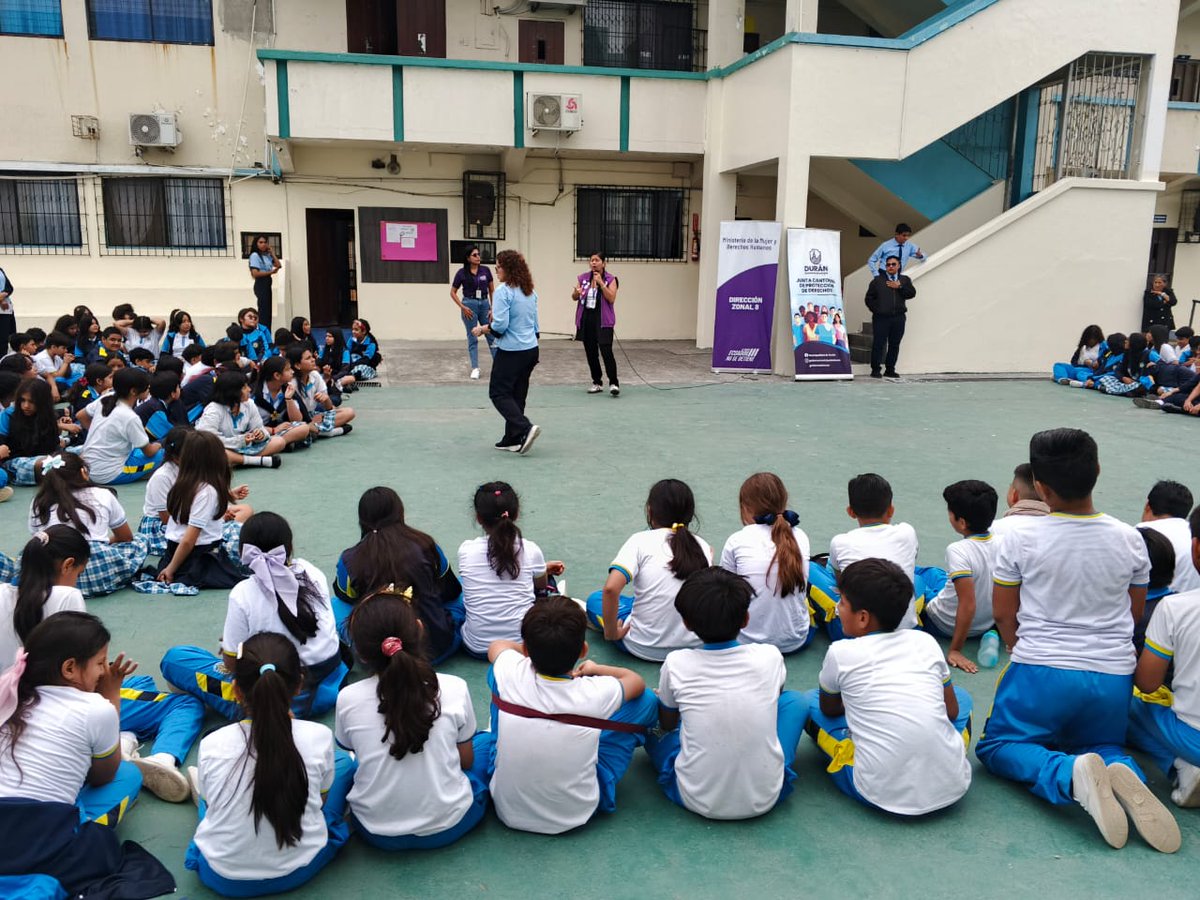 DDHH_Zona8's tweet photo. 📍#Durán
📌Brindamos charla sobre violencia sexual en las aulas en la Unidad Educativa Teodoro Kelly, en coordinación con la Junta Cantonal de Protección de Derechos, y socializamos rutas de atención en casos de violencia.
#ElNuevoEcuador https://t.co/AKIYx6Opfb