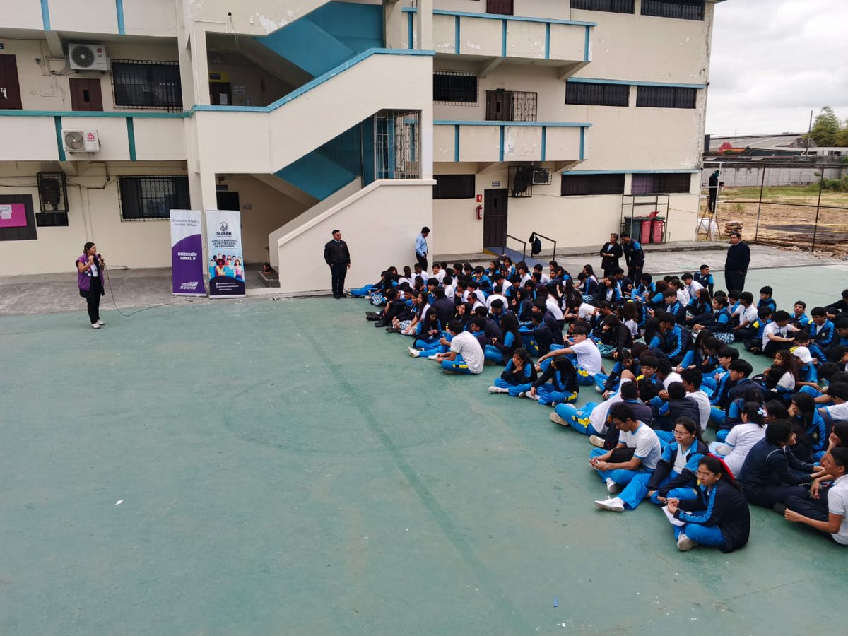 DDHH_Zona8's tweet photo. 📍#Durán
📌Brindamos charla sobre violencia sexual en las aulas en la Unidad Educativa Teodoro Kelly, en coordinación con la Junta Cantonal de Protección de Derechos, y socializamos rutas de atención en casos de violencia.
#ElNuevoEcuador https://t.co/AKIYx6Opfb