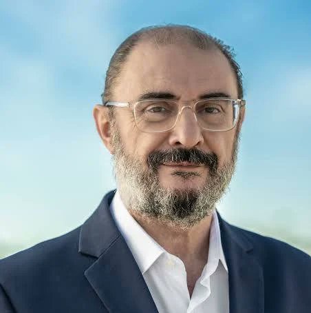 Fuimos compañeros en la carrera de Historia. De político local pasó a pensar en el Estado, a mirar al pasado para comprender mejor el complicado presente. Socialista, presidente del Gobierno de Aragón. Una vida dedicada a la democracia. Respeto. Descansa en paz, Javier Lambán.
