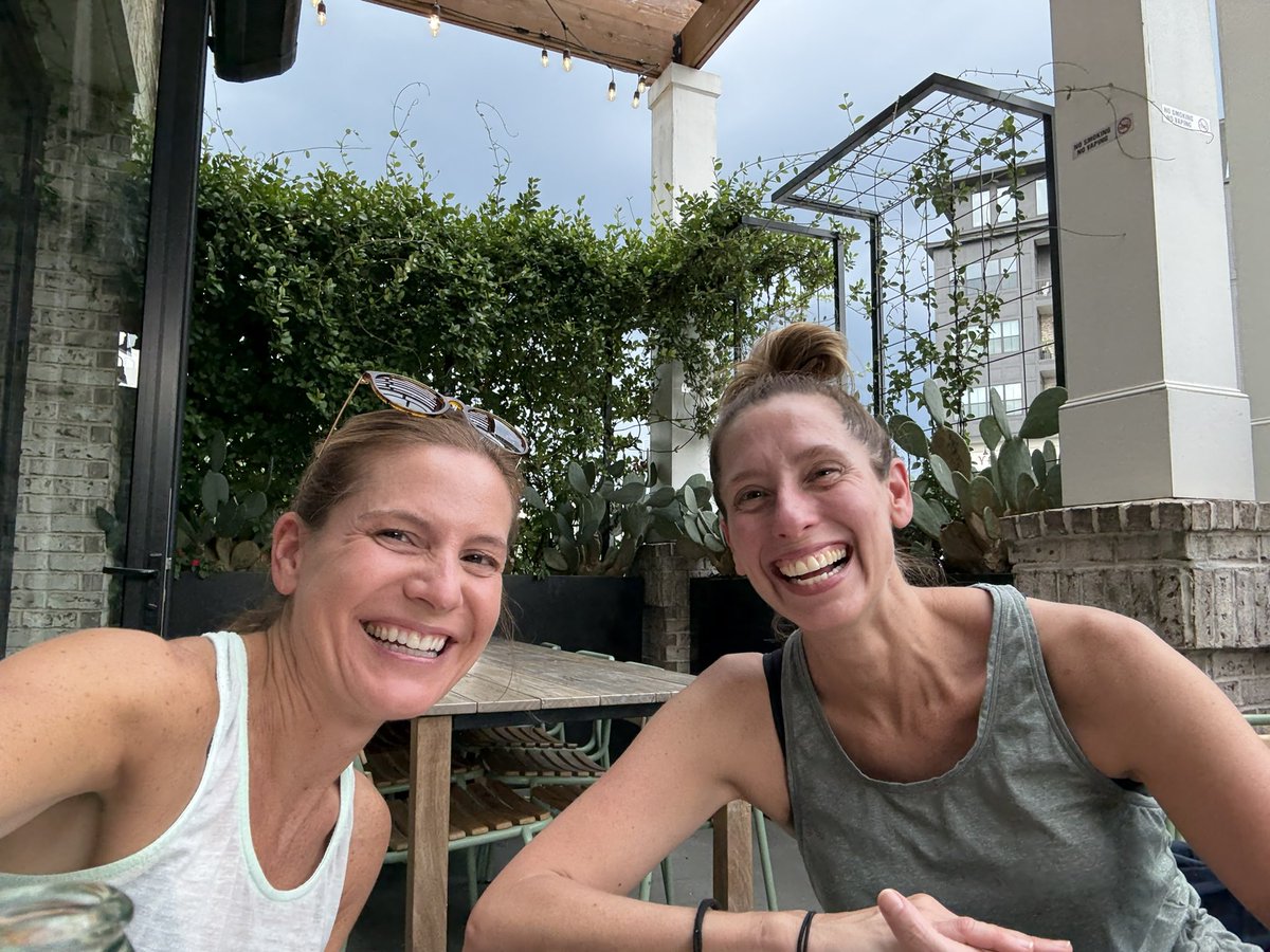 JenCarfagno's tweet image. This is meteorologists winning  @StephanieAbrams  #matchtheskytotheradar #outflow #watchingtheradar
