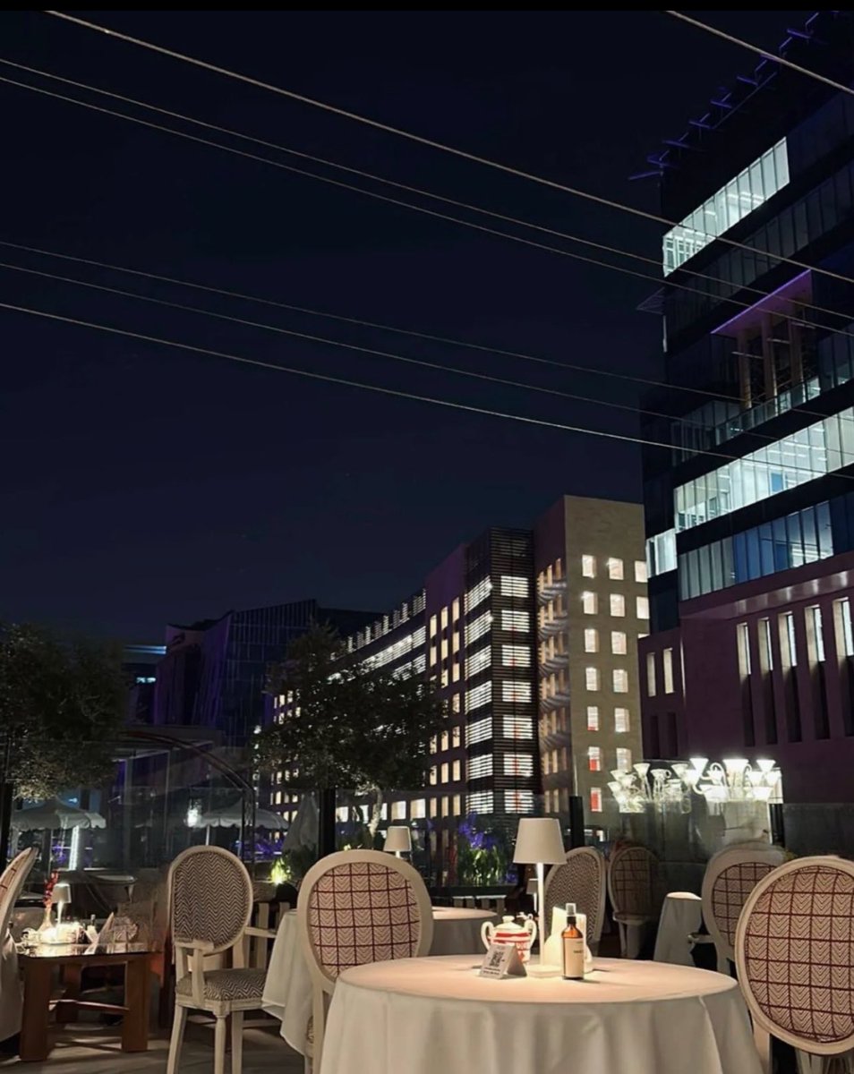 مـا دام عقلـه دليل ، وقلبـه مرايـه
وشلون تاقف ؟ على بابي مشاريهه 

- تسأول