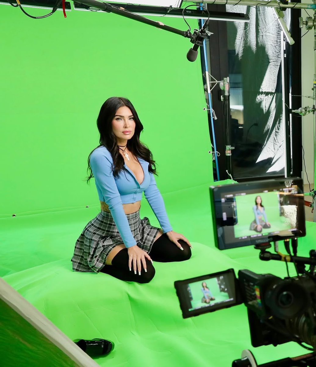 megan fox behind the scenes of ‘overcompensating’