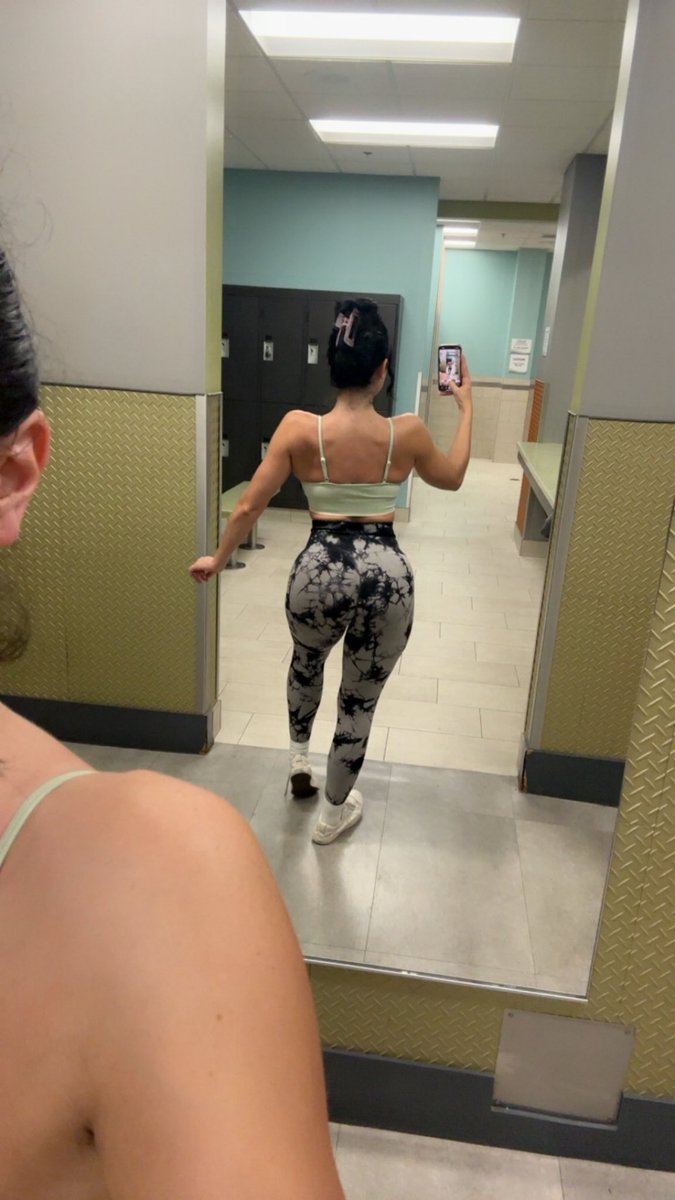 BASED_BADDiEE's tweet photo. UR LOCAL INTERNET BOP TAKES ON THE GYM. IS THE GLUTE PUMP VALID? LMK #gym #fitness #glutes #progress #pumppic https://t.co/j8EmWTrU3o