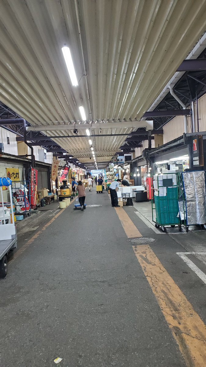 今日は8時過ぎからイベントがあるようなので混む前に大宮市場に来てます。
お盆休みも明けて人通りもまあまああります。
今日の朝飯はマグロ三昧です😋
おはようございます。