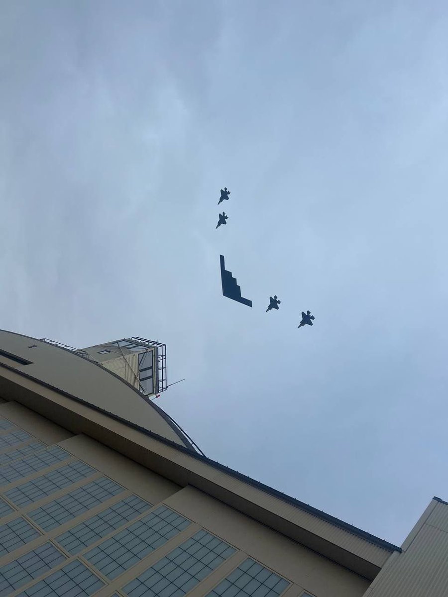 ⚡A US show of force by a B2 bomber accompanied by four F-35 stealth fighters over Alaska