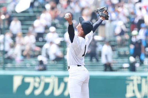 s74481495's tweet photo. 聖隷クリストファー
2年生エース・高部陸投手

高部はマウンドに駆け寄った武智遥士捕手と会話を交わすと
くるっとバックスクリーン側に振り向き
両手を広げながら大声を上げた

人気野球漫画「ダイヤのA」
左腕の沢村栄純
「ガンガン打たせていくんで バックのみなさんよろしくお願いします!!」 https://t.co/z1C77C5lG9