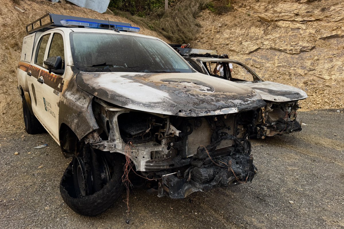 AlbertoSxenick's tweet photo. Está imagen es el reflejo de la virulencia y la fuerza con la que el fuego está castigando a Galicia. Qué barbaridad a lo que se están enfrentando los  bomberos forestales. https://t.co/yv8fIpfT9h