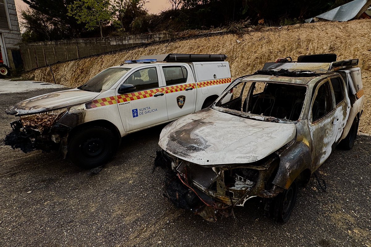 AlbertoSxenick's tweet photo. Está imagen es el reflejo de la virulencia y la fuerza con la que el fuego está castigando a Galicia. Qué barbaridad a lo que se están enfrentando los  bomberos forestales. https://t.co/yv8fIpfT9h