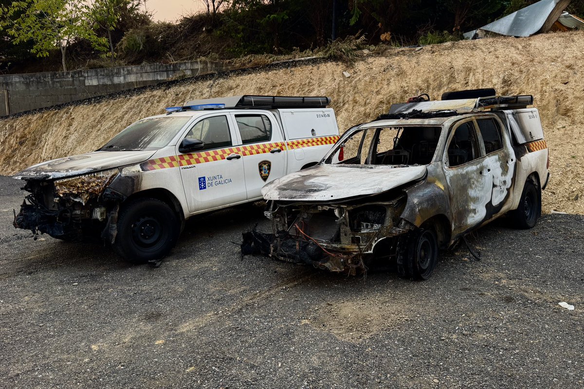 AlbertoSxenick's tweet photo. Está imagen es el reflejo de la virulencia y la fuerza con la que el fuego está castigando a Galicia. Qué barbaridad a lo que se están enfrentando los  bomberos forestales. https://t.co/yv8fIpfT9h