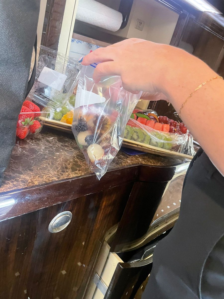 ABG_galapagos's tweet photo. 1/2 #Guayaquil| Realizamos rechazo de productos que no están permitidos su ingreso a las islas #Galápagos. 
En esta semana, agentes de bioseguridad inspeccionaron un avión privado, en el que se encontraron frutas como: arándanos, moras, achotillos, entre otros, los cuales, https://t.co/dMqbd8zwvk