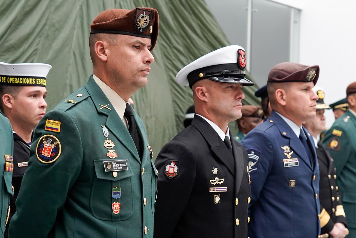 Hoy, nuestro <a href="/COMANDANTE_FFMM/">Comandante General de las Fuerzas Militares</a> hizo entrega del Pabellón Nacional al equipo de Fuerzas Especiales de Colombia, conformado por ocho militares, quienes tendrán la importante misión de representar al país en una de las competencias militares más exigentes del mundo: el desafío