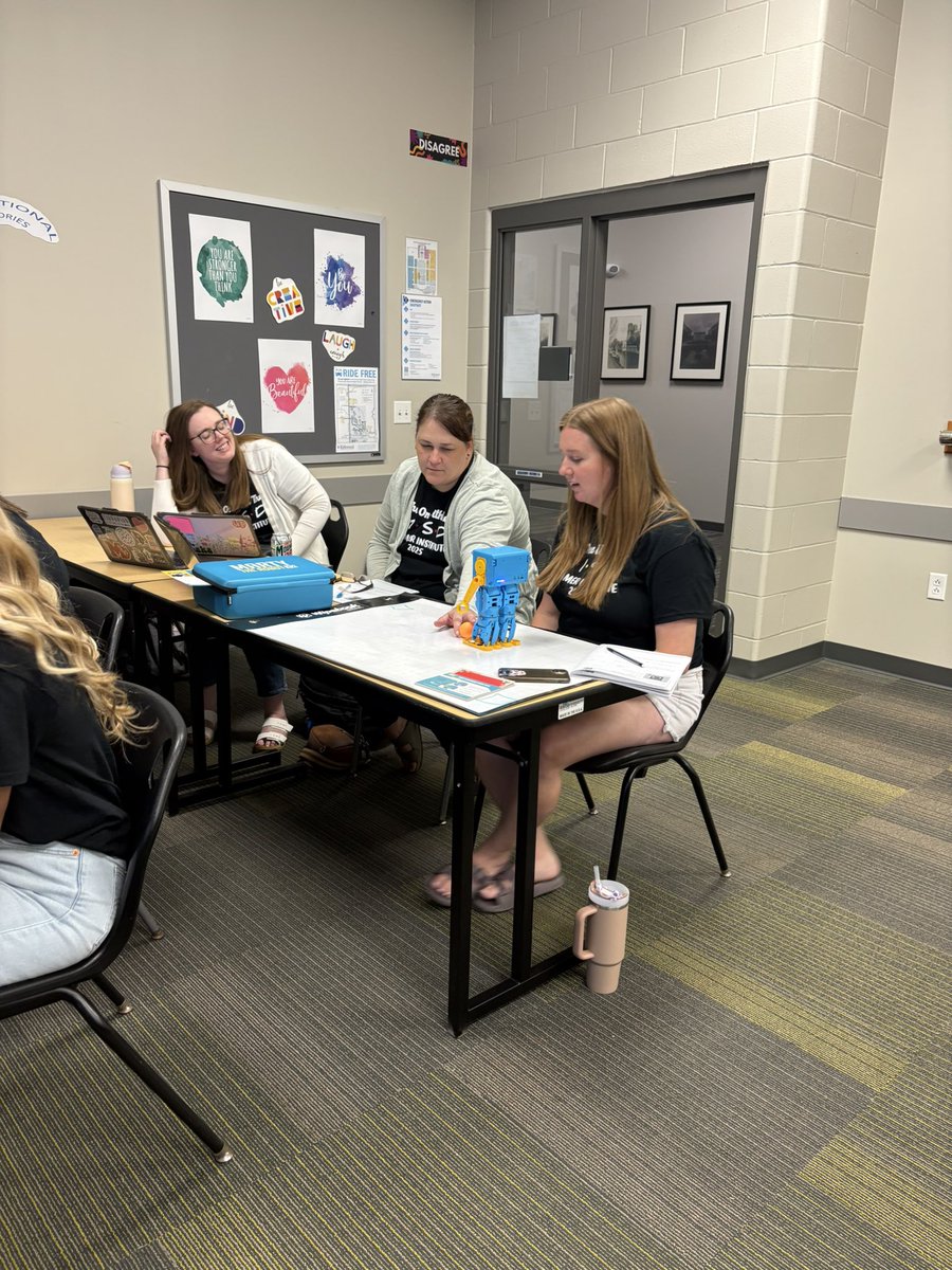 Check out these <a href="/Marion_ISD/">Marion ISD</a> teachers using <a href="/Wipebook/">Team Wipebook</a> to dig into CS pedagogy with <a href="/MartyTheRobot/">Marty The Robot</a>! We’re still hoping to raffling a set of wipebooks at wipebook.com/17jm75 #MISDInspire #CSEd #CS4IA