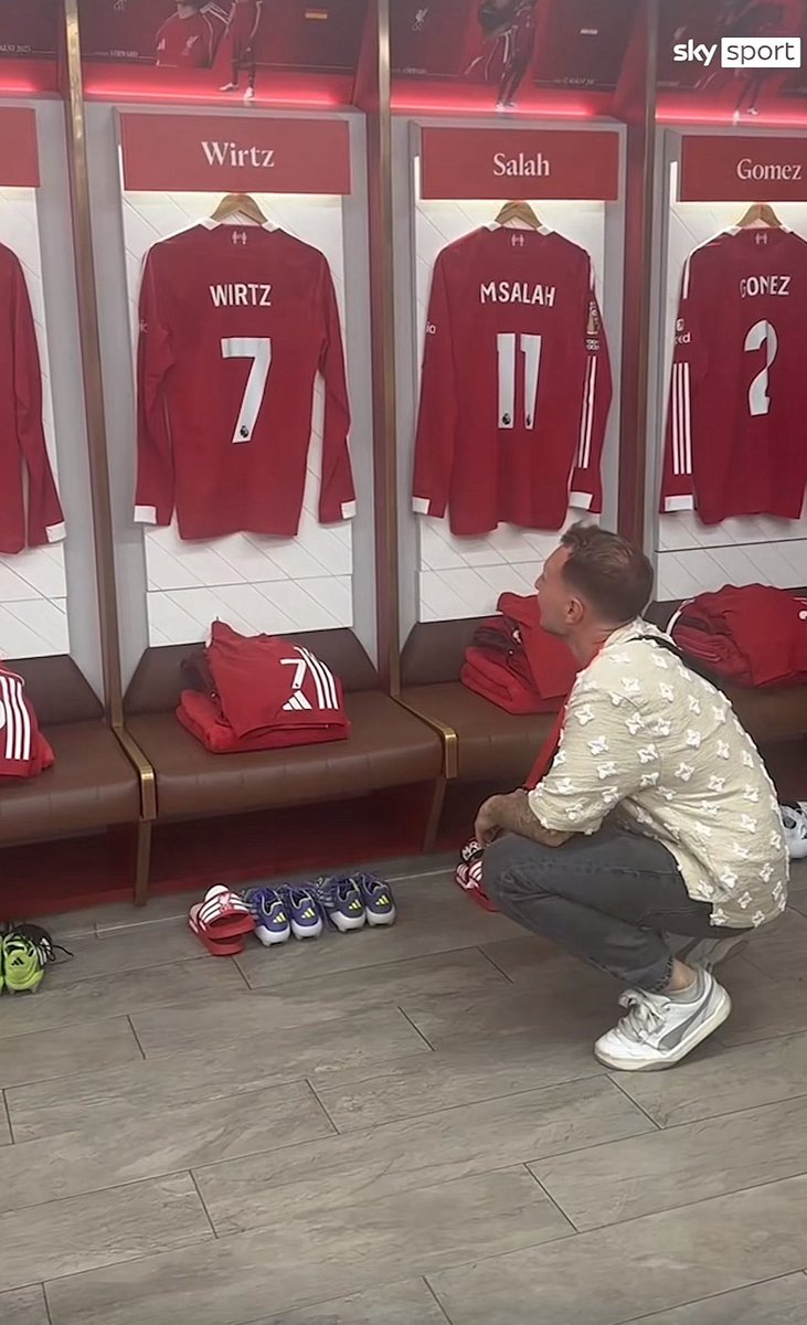 Ich vor bierregal im kiosk