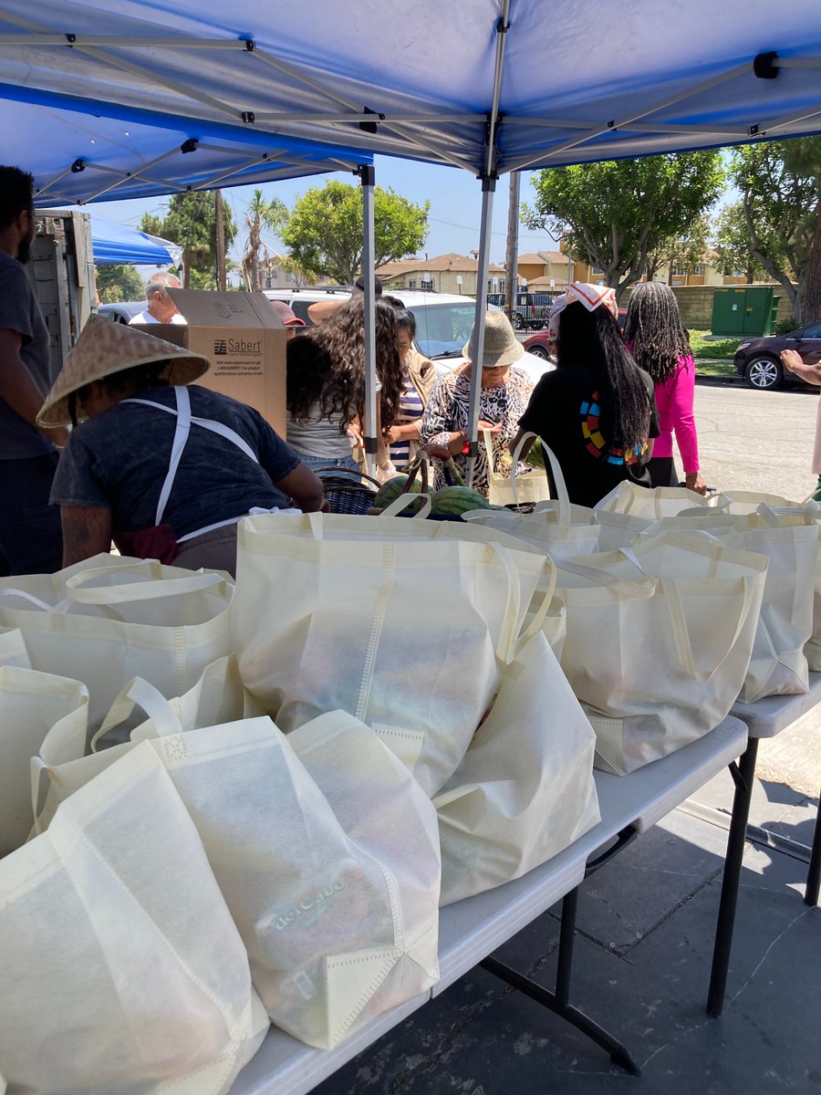 SJLI_CA's tweet photo. 🥳 It’s another #Friday and another day where our Health Equity team is distributing thousands of pounds of fresh produce 🥬 to hunger relief agencies and members of our community, thanks to long-time partner and friend, @foodforward.

#TGIF #HappyFriday #FeedThePeople https://t.co/akxURvSikQ