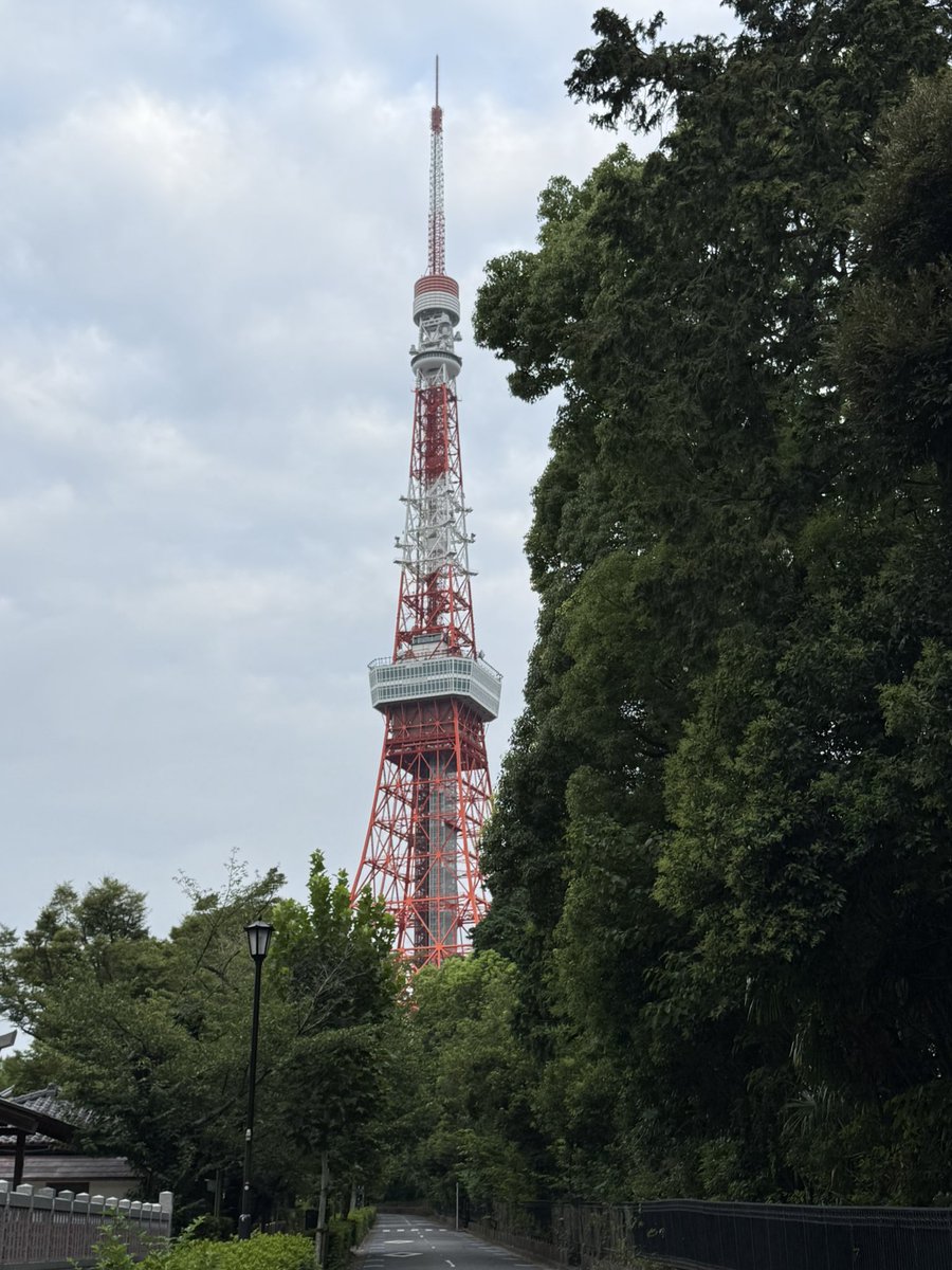 ほぼリアルタイムでないけど、東京タワー🗼

1時間くらい前かな？

ちょい寝坊気味で、増上寺さん、ギリでした！

今日は久しぶりに築地本願寺さんにも🚃