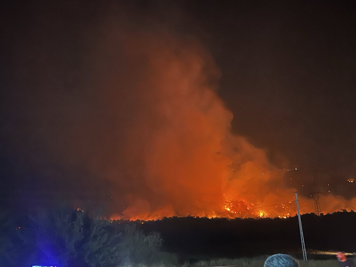 LİCE YANIYOR!

Amed’in Licê ilçesine bağlı Fis Ovası’nda çıkan orman yangını hızla ilerlemekte ve yerleşim yerlerine yaklaşmaktadır. Yangının ilk anından itibaren Halkın ve Belediye İtfaiye ekiplerinin ortak mücadelesi ile yangın kontrol altına alınmaya çalışılmakta ancak arazi