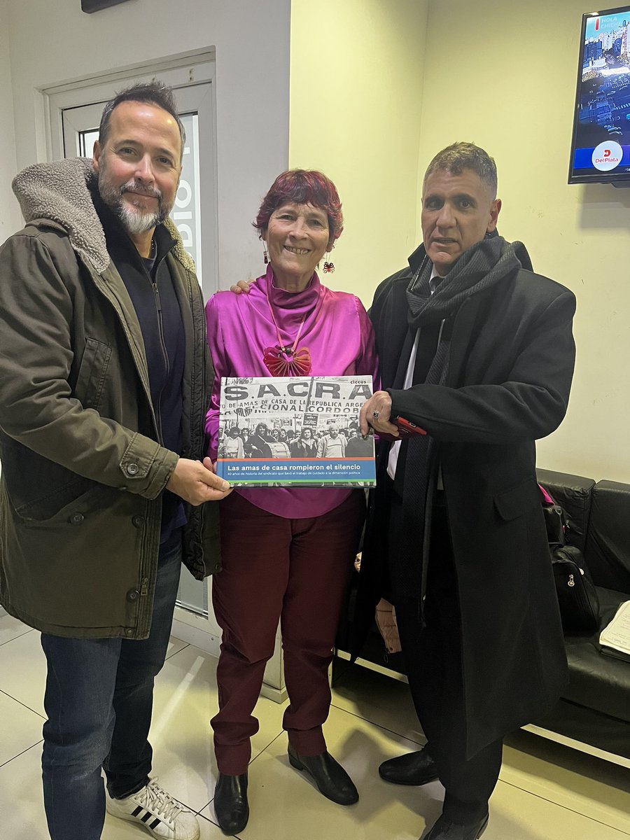 pimpicolombo's tweet photo. Hoy estuvimos en el programa de @GUlLLERMOMORENO con  Challu y recibimos a los abogados de Julieta Prandi @JavierBaños y socio compartiendo un punto de vista de puta doctrina para el modelo argentino q se exprese en la nueva Constitución. Le obsequiamos el libro del “SACRA https://t.co/zqAAgzyNUi