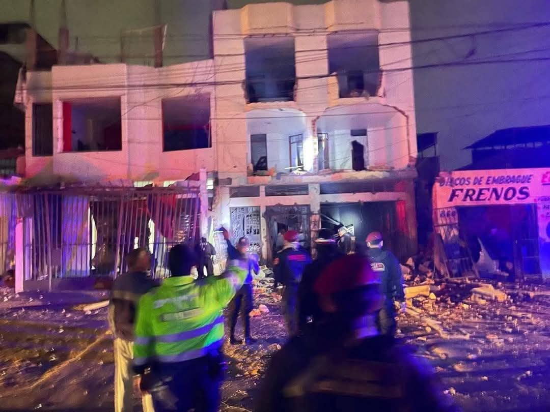 PedroMAngulo's tweet photo. La explosión de dinamita (que suele provenir de la minería no controlada por mandato del REINFO) en la cuadra 8 de la avenida Perú, en Trujillo, otra vez permite hacer ver que el crimen usa del terror, aunque algunos no quieran aceptarlo (1/2) https://t.co/Ct6buV901J