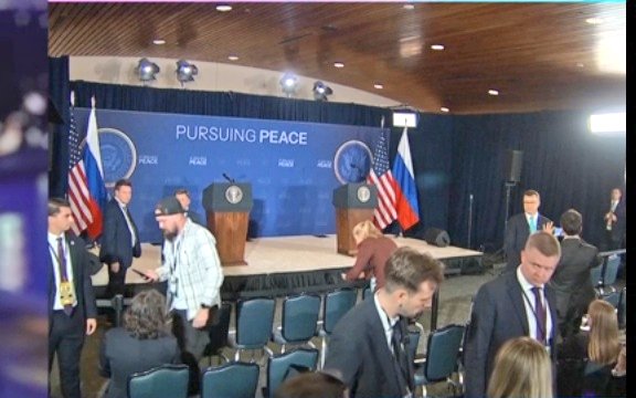 MichaelCGlasper's tweet photo. PursuingPeace
#TouchingCloth https://t.co/KU2siD6M6u