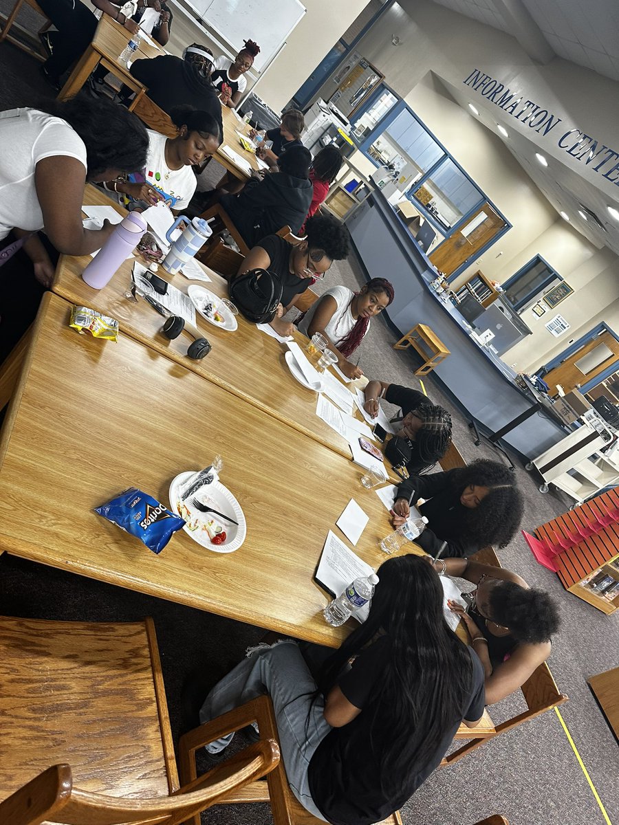 GHS_GrandviewC4's tweet photo. Our Student Ambassadors are READY for Freshman Transition Day on Monday! 💪🏾🐾 They crushed training today—team builders, a silent puzzle race, and even wrote letters to their future selves to prep for leading the Class of 2029. 💙💛
#BulldogPride #StudentLeaders #PrepPossibility https://t.co/zNBQJzc9eN