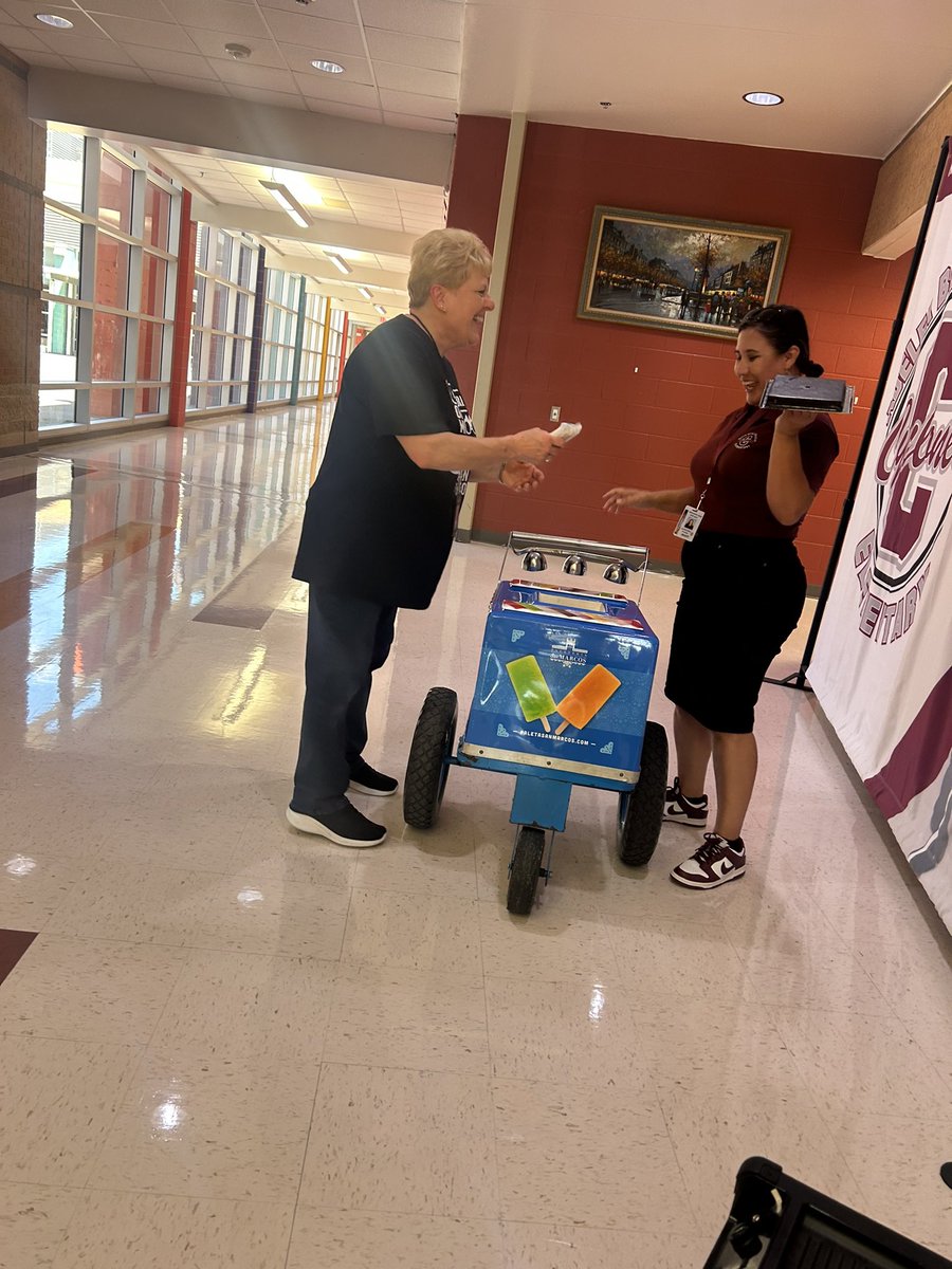 CallejoEs's tweet image. Our staff wrapped up the first week of school with smiles, energy, and a sweet surprise! 🍧💛 Huge thanks to @UnitedtoLearn for the refreshing treat to celebrate a job well done. Here’s to a fantastic year ahead! ✨📚  #FirstWeekSuccess #Gratitude