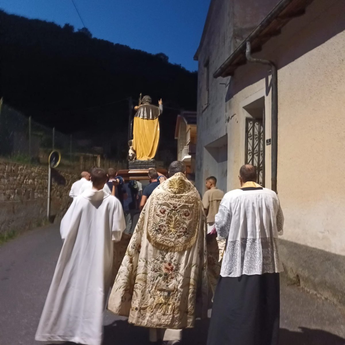 DavidGaltier's tweet image. 🇮🇹 Ce 15 août, Villaviani (Imperia) célèbre l’Assomption ✝️ &amp;amp; San Rocco – un moment fort de foi et de tradition 🙏
Les cloches résonnent, les statues sont portées avec fierté 💪
Bravo à la Proloco pour l’organisation impeccable 👏
#Assunta #SanRocco #Villaviani #LaMiaLiguria
