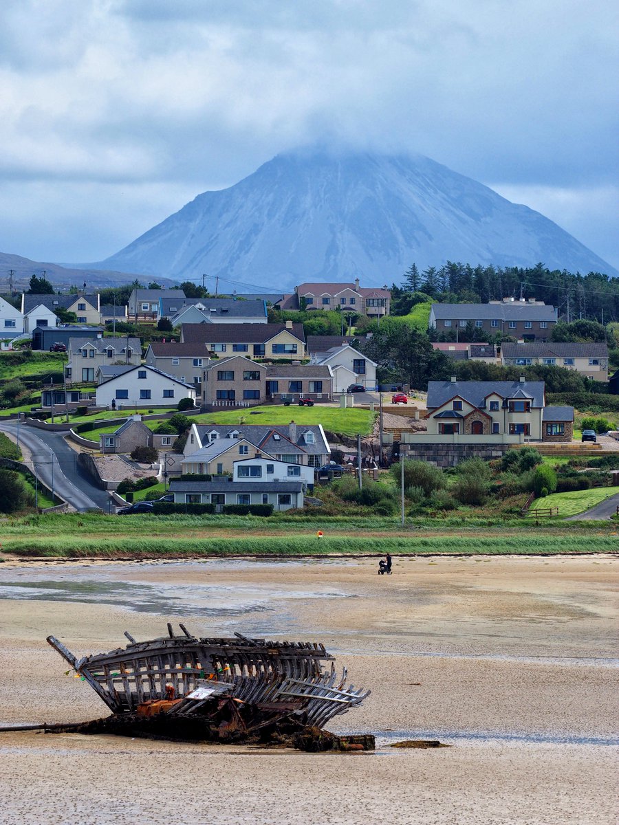 Bád Eddie sits on Gweedore Beach in Donegal with Errigal looming in the background.