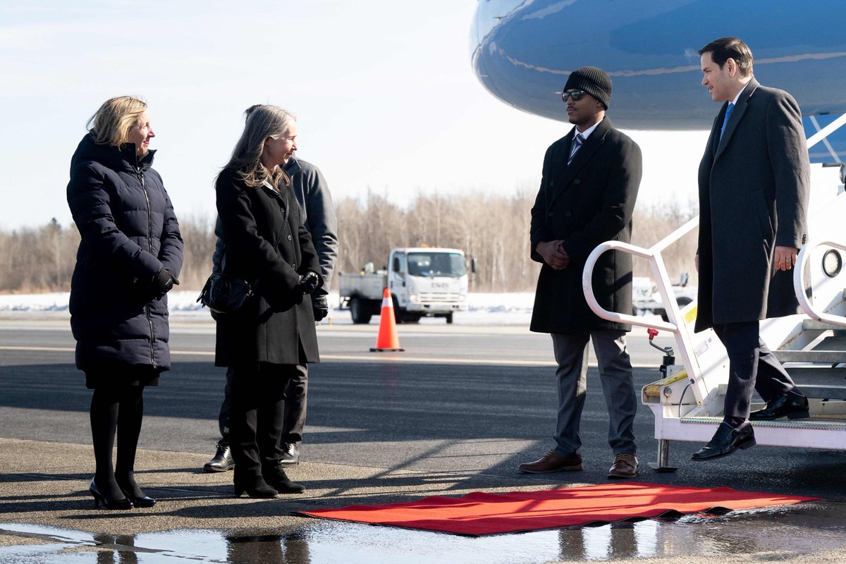 Seeing the fascists grand welcome in Alaska, I'm really proud of Canada's passive-aggressive tiny red carpet that leads into a puddle from a few months ago