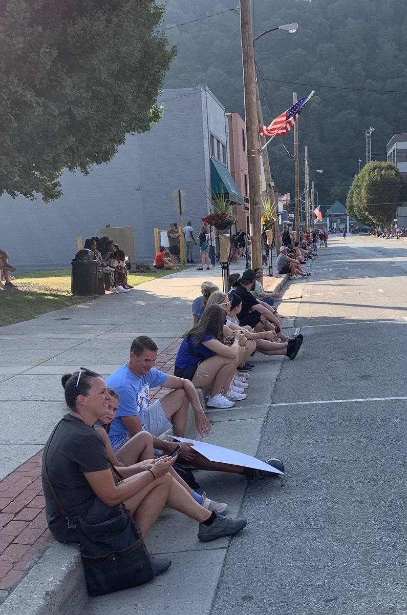Minemyerchip's tweet photo. Crowds settling in along Main Street in #Johnstown for the parade and celebration to honor #WestSuburban #LLSWS champs, wrestler #KeeganBassett and @aaababaseball finalists #MainlinePharmacy and @MartellasAAABA https://t.co/ei3h3TJF7p