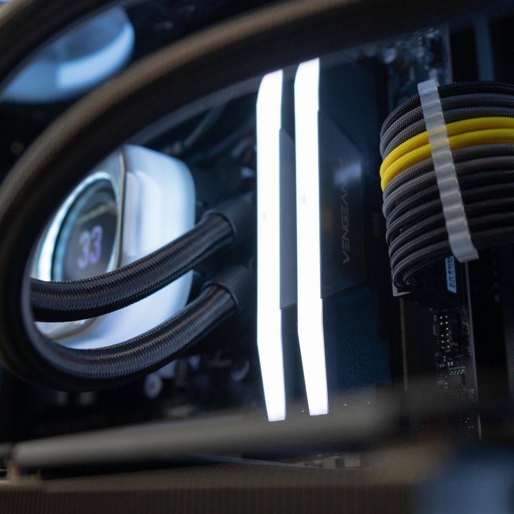 AlexanderPCS's tweet image. Ready to ship and built to dominate — AMD Ryzen 7 9800X3D, RTX 5080, 64GB DDR5, 2TB NVMe, and premium Corsair iCUE RGB components. Backed by our lifetime warranty. Available now.

#GamingPC #CustomPC #RTX5080 #Ryzen7 #PCGaming #PCBuilds #HighEndPC #ReadyToShip #AlexanderPCs