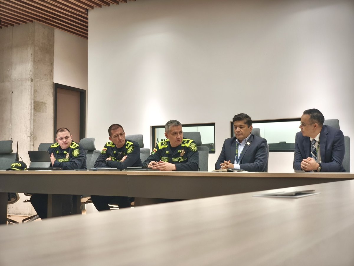 👥 Realizamos una mesa de trabajo sobre seguridad en entornos escolares en la localidad de Teusaquillo, junto al Senador <a href="/carlos_guevara/">Carlos Edo Guevara</a> .

Desde el <a href="/PartidoMIRA/">Partido MIRA</a>, nuestro compromiso es garantizar que niños, niñas y jóvenes puedan estudiar en espacios seguros, con el apoyo y