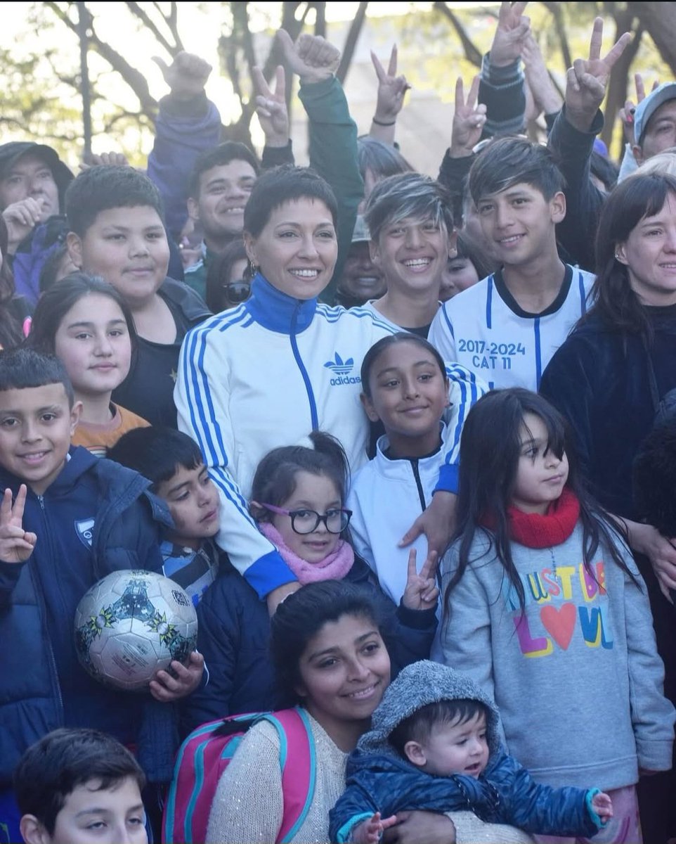 No tendrá 373 propiedades como Ritondo, pero tremenda campera Adidas metió Mayra para indignar a los empleados de Magnetto ✌🏻