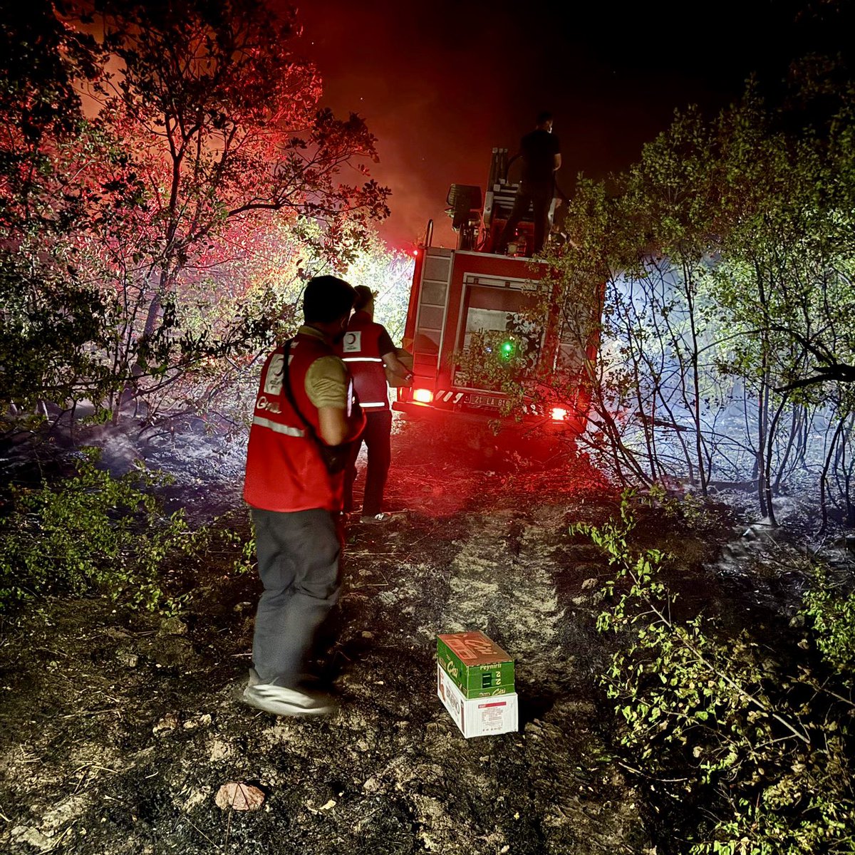genckizilay's tweet photo. Diyarbakır için sahadayız!

Yangının ilk anlarından itibaren gönüllülerimizle birlikte afet bölgesindeyiz. Ekiplerimize destek oluyor, yaraları birlikte sarıyoruz.

🔴 #DaimaHazır https://t.co/jgP822Zayh