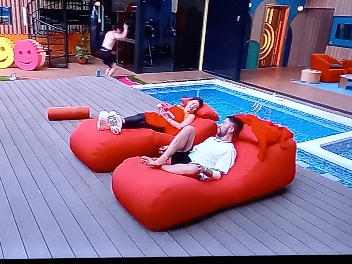 seyeranny's tweet photo. Y cuál es la diferencia a que #alexis duerma y estos 2 así acostados todo el tiempo? No hacen ejercicio, no platican nada interesante #LaCasaDeLosFamososMx
#LaCasaDeLosFamososMx3 #LCDLFMX3 https://t.co/HB1eTv06jD