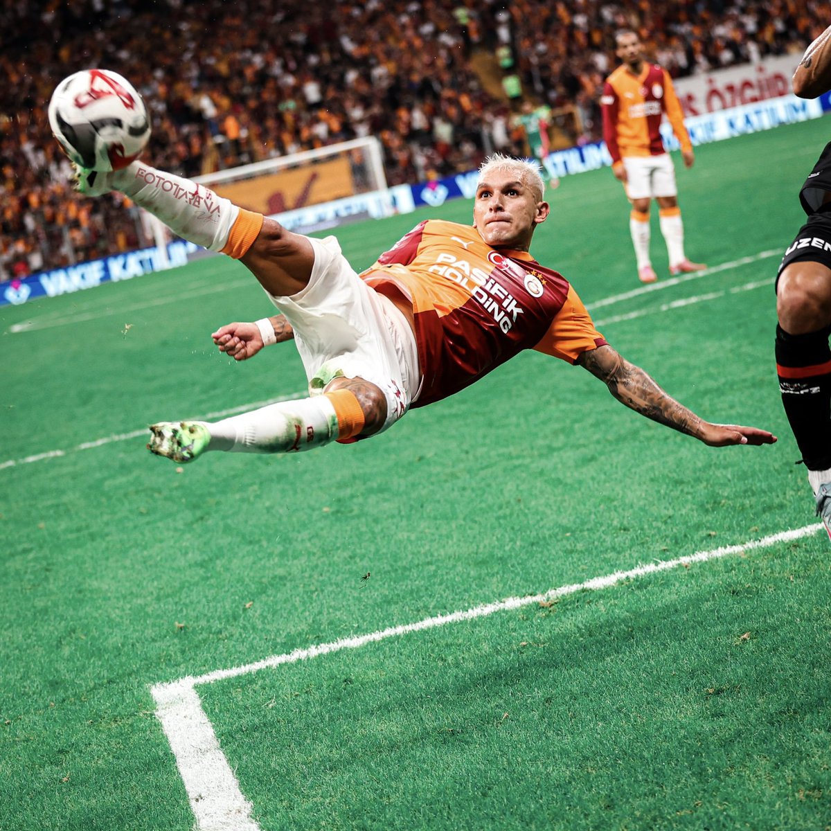 En nuestro estadio y con nuestra gente llegó la segunda victoria de liga. Debemos seguir trabajando y mejorando como equipo. Vamos por más siempre 💛❤️ +3