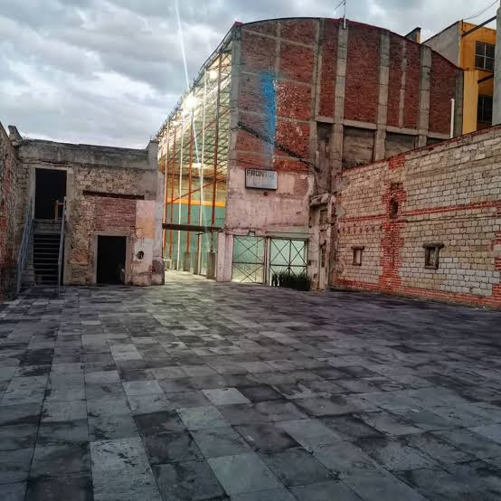 Josscherry00's tweet photo. Es neta?? Ese es el "Recinto" que merecemos las Fans de Mexico y unos de sus Artistas aparte de lucir como algo completamente injusto , me parece inaceptable que nisiquiera se den a la tarea de buscar un recinto decente @GMMTV  #EM1stFMinMexico https://t.co/P0dGHzvoZT