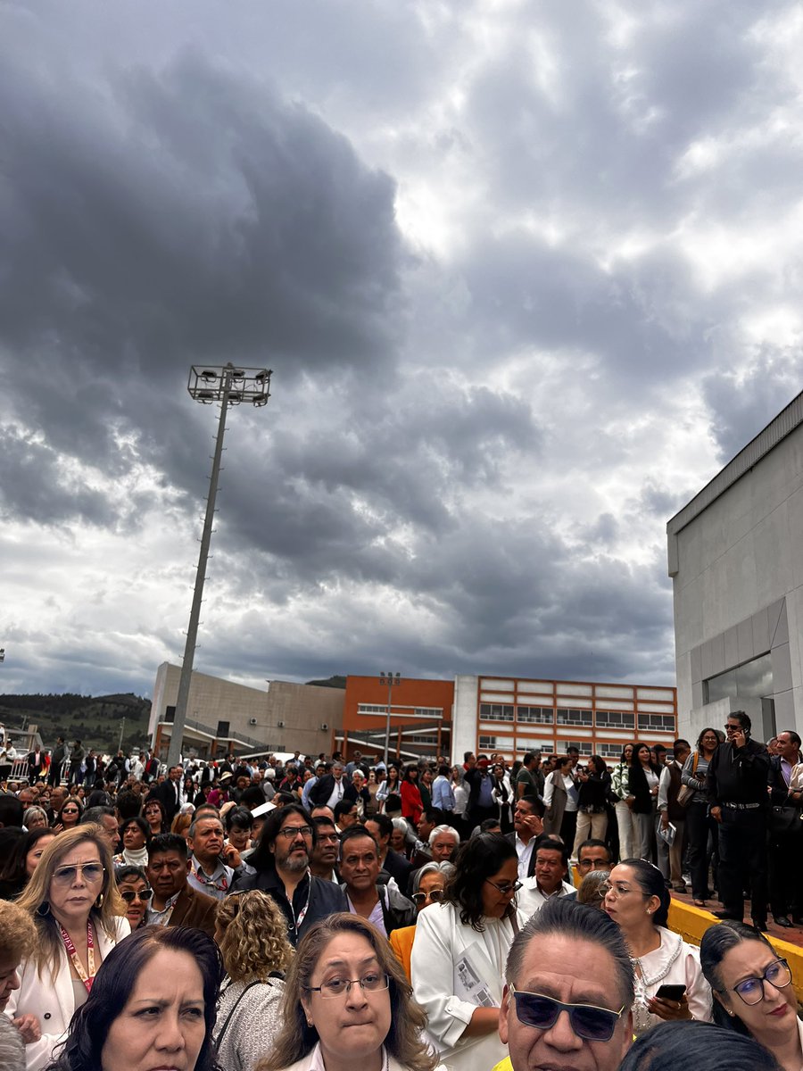 Rowsyfv's tweet photo. @delfinagomeza Todo bien organizado y el discurso motivador … pero al terminar  … desorganizacion, atropello y malos tratos a 1,800 supervisoras y supervisores… “que si querían su computadora hicieran dos filas de 20  en 20  😱😵. 
Seamos congruentes @horacioduarteo https://t.co/afjkdoF7Z1