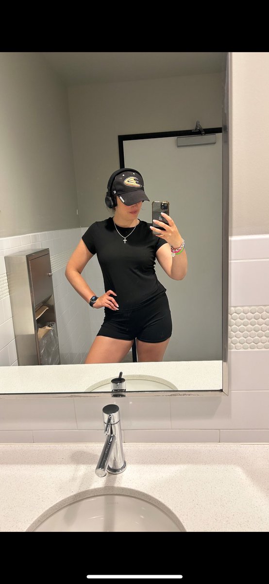 MsSweetBri's tweet photo. Back to the grind 👊🏼

Is it hockey season yet? @AnaheimDucks https://t.co/Qmnyn6dta5