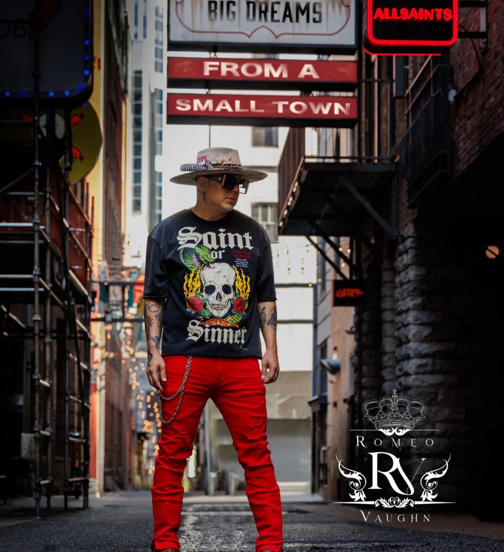 Heading into the #weekend with Romeo Vaughn’s new song “Big Dreams From A Small Town” on Holler,s Best New Country playlist! 

Check it out here: holler.country/playlists/best…