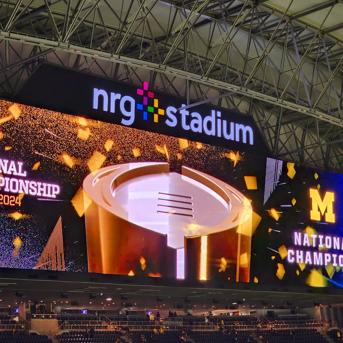 Marxintrigue's tweet image. Houston is a pretty wretched, foul city. Yet fun can still happen there....
#PullItDown